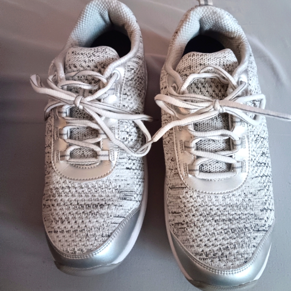 Women's size 9D, wide fit Biofit sneakers
